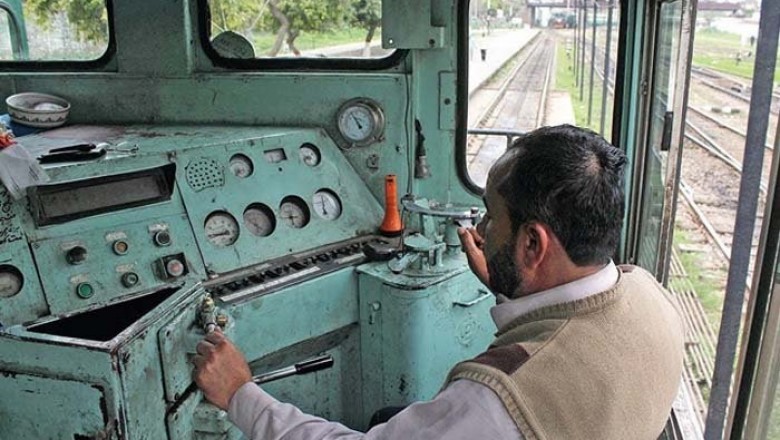 وزیر ریلوے کا انوکھا فیصلہ، ریٹائرڈ ڈرائیورز کو دوبارہ نوکری پر رکھنے پر غور