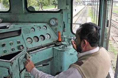 وزیر ریلوے کا انوکھا فیصلہ، ریٹائرڈ ڈرائیورز کو دوبارہ نوکری پر رکھنے پر غور