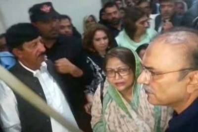 عدالت میں راستہ نہ دینے پر زرداری برہم، سیکیورٹی اہلکار کو چھڑی دے ماری