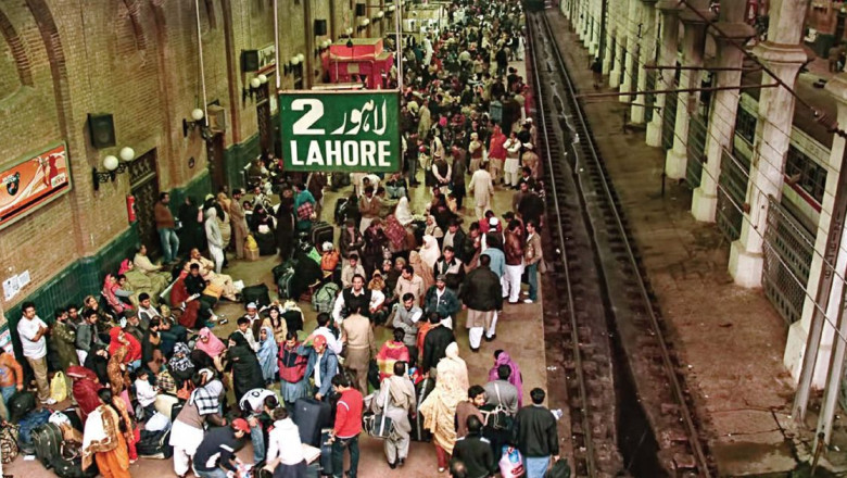 Pakistan Railways Announces Huge Discount on New Train Service