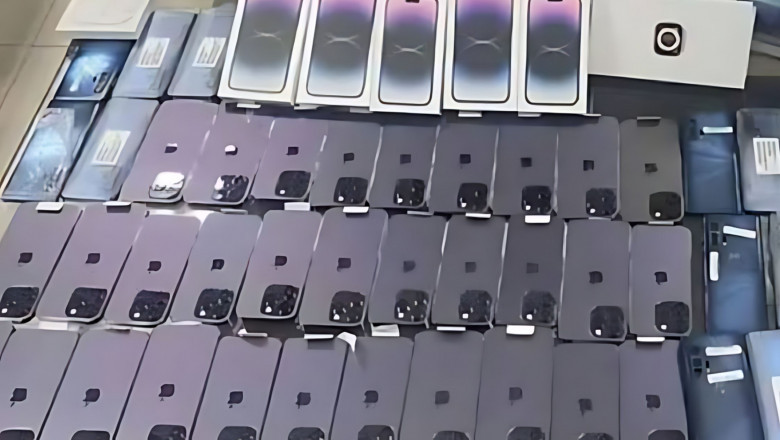 Over 450 billion mobile phones are imported into Pakistan in just 11 months.